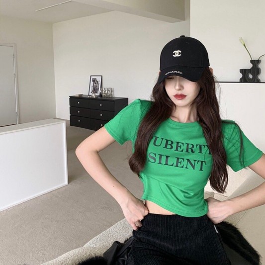 圆领字母短版上衣